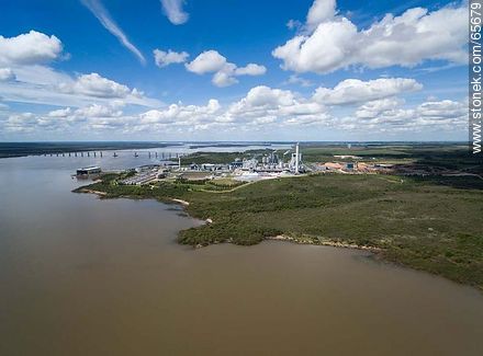 Aerial view of the UPM cellulose pulp processing plant. San Martín Bridge - Rio Negro - URUGUAY. Foto No. 65679