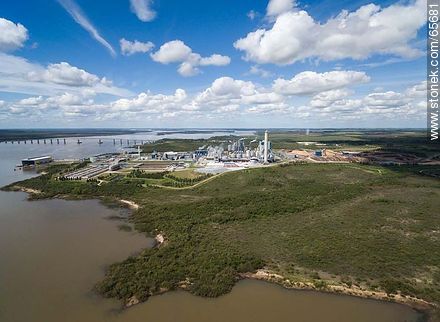 Aerial view of the UPM cellulose pulp processing plant. San Martín Bridge - Rio Negro - URUGUAY. Foto No. 65681