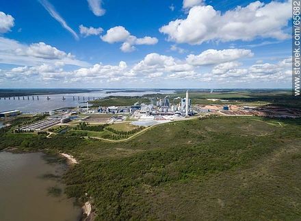 Vista aérea de la planta de procesamiento de pasta de celulosa de UPM - Departamento de Río Negro - URUGUAY. Foto No. 65682