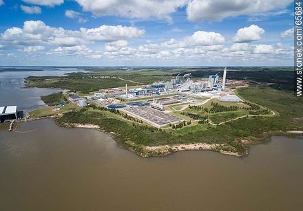 Vista aérea de la planta de procesamiento de pasta de celulosa de UPM - Departamento de Río Negro - URUGUAY. Foto No. 65684