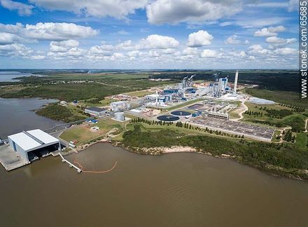 Vista aérea de la planta de procesamiento de pasta de celulosa de UPM - Departamento de Río Negro - URUGUAY. Foto No. 65685