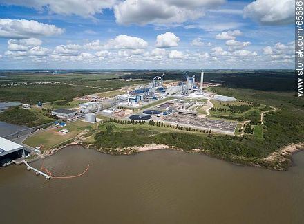 Vista aérea de la planta de procesamiento de pasta de celulosa de UPM - Departamento de Río Negro - URUGUAY. Foto No. 65686