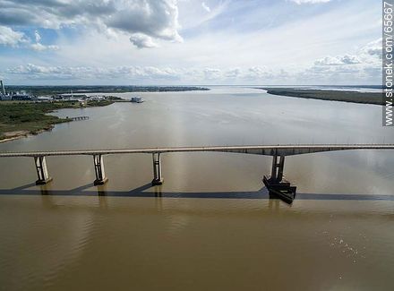 Foto aérea del Río Uruguay y el puente Gral. San Martín - Departamento de Río Negro - URUGUAY. Foto No. 65667