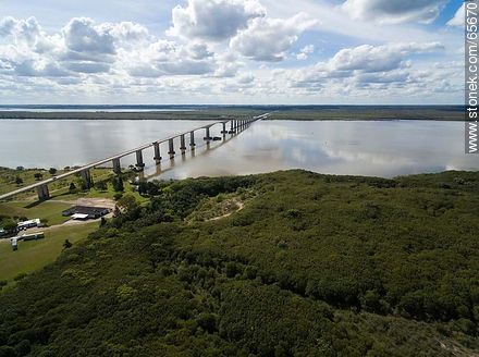 Foto aérea del Río Uruguay y el puente Gral. San Martín - Departamento de Río Negro - URUGUAY. Foto No. 65670