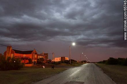 Ruta y casas con el último destello de luz solar - Departamento de Maldonado - URUGUAY. Foto No. 65745