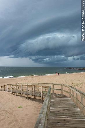 Nubes de tormenta en la playa - Departamento de Maldonado - URUGUAY. Foto No. 65729