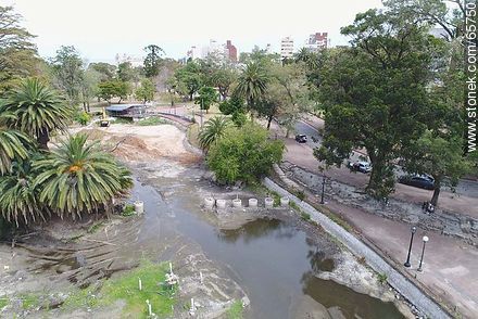 Vista aérea de las tareas de acondicionamiento del lago del Parque Rodó (2017) - Departamento de Montevideo - URUGUAY. Foto No. 65750