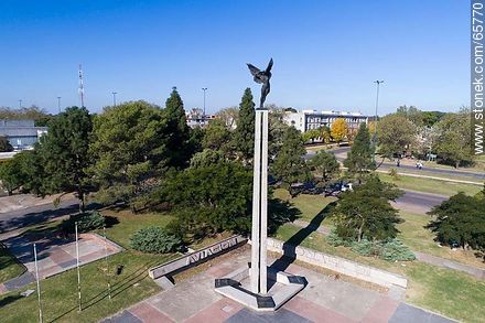 Foto aérea del monumento a la Aviación Nacional frente al Antel Arena - Departamento de Montevideo - URUGUAY. Foto No. 65770