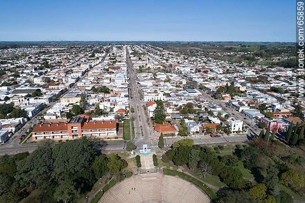 Aerial photo of Avenida 18 de Julio, Fray Bentos hotel and monument to the mayor Ruggia - Rio Negro - URUGUAY. Foto No. 65859