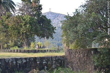 Muros del castillo de Piria con el fondo del Cerro Pan de Azúcar - Departamento de Maldonado - URUGUAY. Foto No. 65990