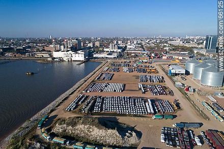 Foto aérea del puerto. Acopio granelero y vehículos importados - Departamento de Montevideo - URUGUAY. Foto No. 66125