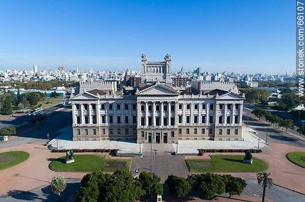 Vista aérea del Palacio Legislativo - Departamento de Montevideo - URUGUAY. Foto No. 66107