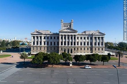 Vista aérea del Palacio Legislativo - Departamento de Montevideo - URUGUAY. Foto No. 66105