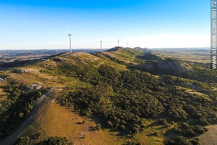 Foto aérea de molinos de energía eólica de UTE en la Sierra de Carapé - Departamento de Maldonado - URUGUAY. Foto No. 66172