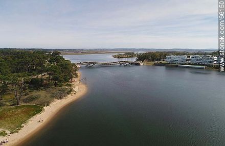 Foto aérea del arroyo Maldonado y su puente ondulante - Punta del Este y balnearios cercanos - URUGUAY. Foto No. 66150