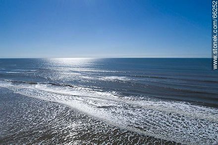 Foto aérea del mar en la orilla con olas y reflejo del sol - Departamento de Rocha - URUGUAY. Foto No. 66252