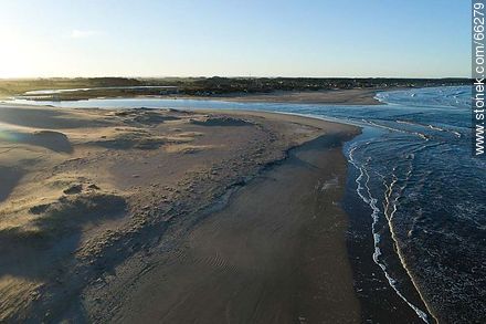 Foto aérea de la desembocadura del arroyo Valizas en el Océano Atlántico - Departamento de Rocha - URUGUAY. Foto No. 66279