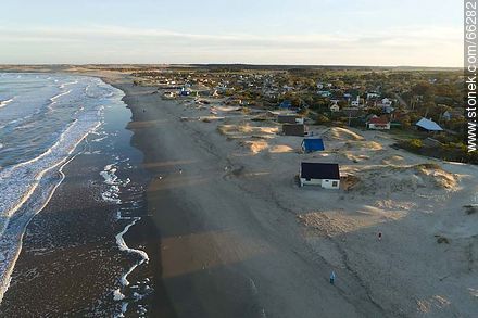 Foto aérea de la costa con casas entre las dunas al atardecer - Departamento de Rocha - URUGUAY. Foto No. 66282