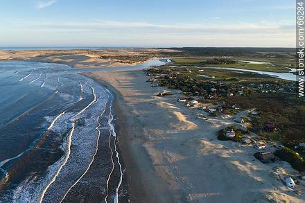 Foto aérea de la costa con casas entre las dunas - Departamento de Rocha - URUGUAY. Foto No. 66284