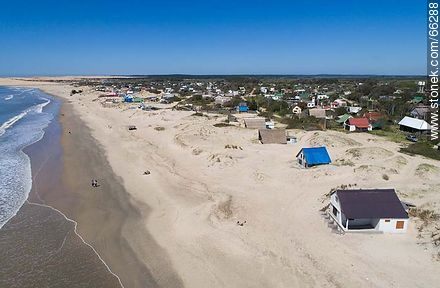 Foto aérea de la costa con casas entre las dunas - Departamento de Rocha - URUGUAY. Foto No. 66288
