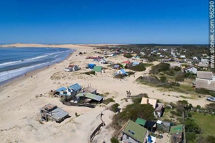 Foto aérea de la costa con casas entre las dunas - Departamento de Rocha - URUGUAY. Foto No. 66290