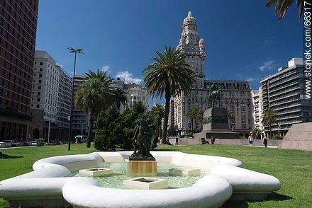 Fountain of the square. Monument to Artigas and the Palacio Salvo - Department of Montevideo - URUGUAY. Foto No. 66317