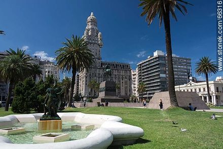 Fountain of the square. Monument to Artigas and the Palacio Salvo - Department of Montevideo - URUGUAY. Photo #66316