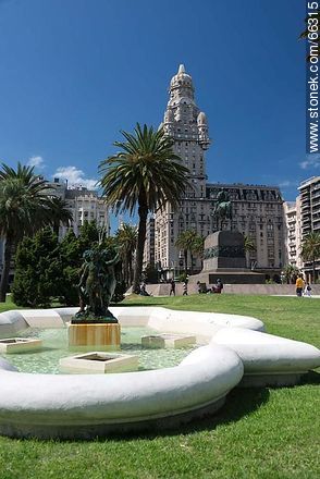 Fountain of the square. Monument to Artigas and the Palacio Salvo - Department of Montevideo - URUGUAY. Photo #66315
