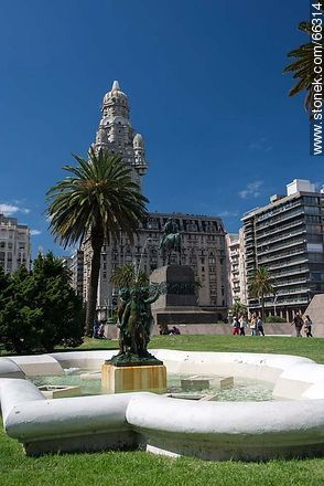 Fountain of the square. Monument to Artigas and the Palacio Salvo - Department of Montevideo - URUGUAY. Photo #66314