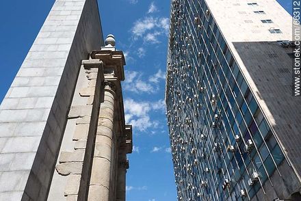 La Puerta de la Ciudadela enfrentada al edificio del mismo nombre - Departamento de Montevideo - URUGUAY. Foto No. 66312