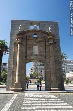 Puerta de la Ciudadela - Department of Montevideo - URUGUAY. Foto No. 66309