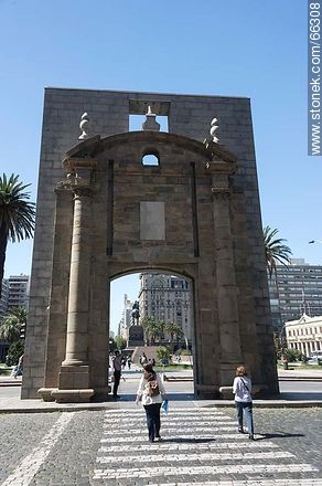 Puerta de la Ciudadela - Department of Montevideo - URUGUAY. Photo #66308