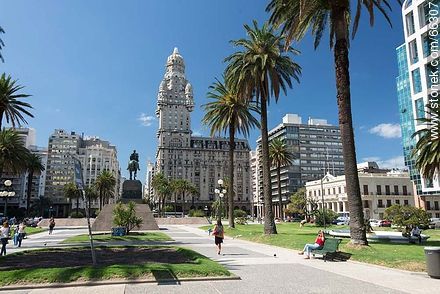 The Artigas mausoleum and the Palacio Salvo - Department of Montevideo - URUGUAY. Photo #66307