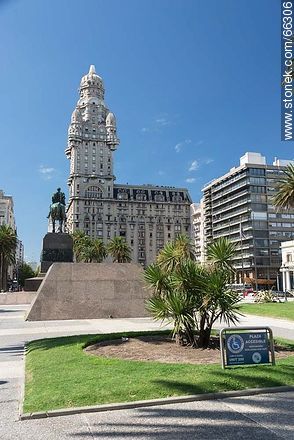 The Artigas mausoleum and the Palacio Salvo - Department of Montevideo - URUGUAY. Foto No. 66306