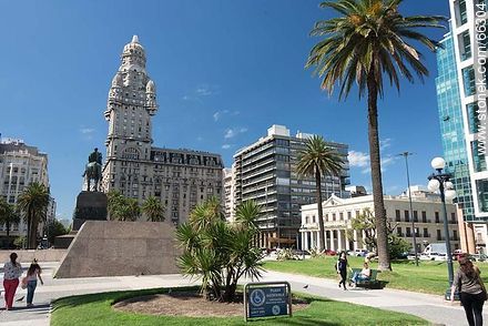 El mausoleo de Artigas y el palacio Salvo - Departamento de Montevideo - URUGUAY. Foto No. 66304