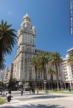 El Palacio Salvo en 2018 - Departamento de Montevideo - URUGUAY. Foto No. 66302