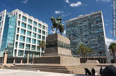 Monumento a Artigas. Al fondo la Torre Ejecutiva y el edificio Ciudadela - Department of Montevideo - URUGUAY. Photo #66300