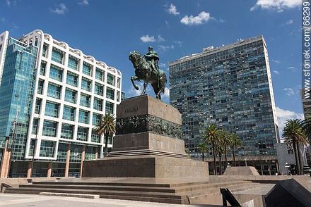 Monument to Artigas. In the background the Torre Ejecutiva and the building Ciudadela - Department of Montevideo - URUGUAY. Foto No. 66299