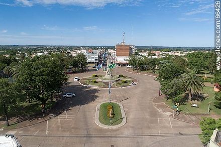Vista aérea del obelisco de la ciudad de Artigas y la Av. Lecueder - Departamento de Artigas - URUGUAY. Foto No. 66426