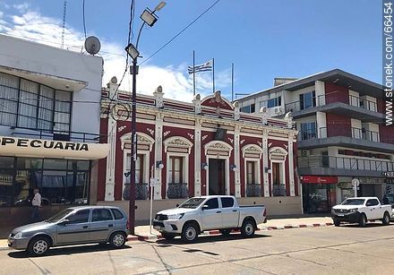 Intendencia municipal de Artigas en la Av. Lecueder - Departamento de Artigas - URUGUAY. Foto No. 66454