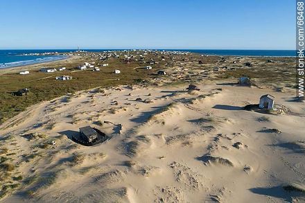 Vista aérea de ranchos entre las dunas - Departamento de Rocha - URUGUAY. Foto No. 66468