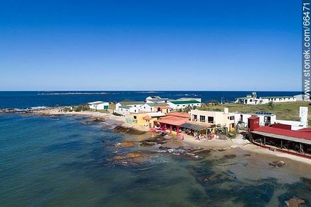 Vista aérea de dos restaurantes a orillas del océano - Departamento de Rocha - URUGUAY. Foto No. 66471