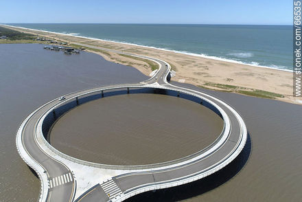 Vista aérea del puente circular sobre la Laguna Garzón - Departamento de Rocha - URUGUAY. Foto No. 66535