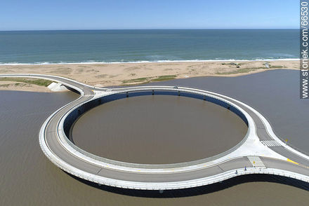 Vista aérea del puente circular sobre la Laguna Garzón - Departamento de Rocha - URUGUAY. Foto No. 66530