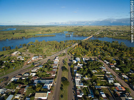 Vista aérea de la ciudad.  Bulevar Artigas y Ruta 5.  Puente sobre el río Negro - Departamento de Tacuarembó - URUGUAY. Foto No. 66549