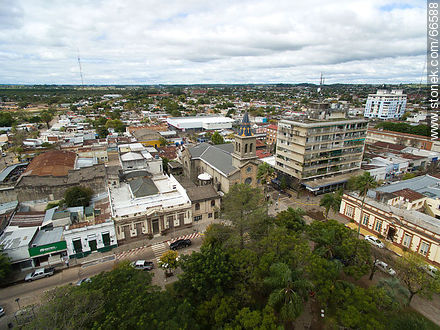 Vista aérea de la capital departamental. Iglesia e Intendencia municipal - Departamento de Tacuarembó - URUGUAY. Foto No. 66588