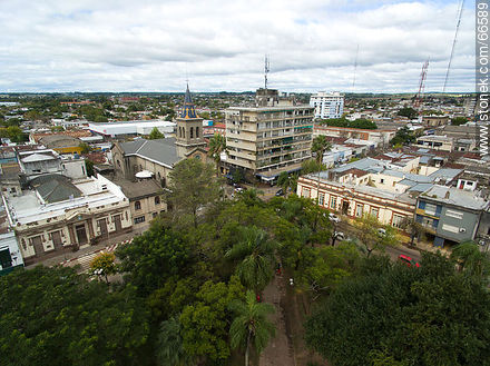 Vista aérea de la capital departamental. Iglesia e Intendencia municipal - Departamento de Tacuarembó - URUGUAY. Foto No. 66589