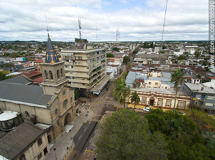 Vista aérea de la capital departamental. Iglesia e Intendencia municipal - Departamento de Tacuarembó - URUGUAY. Foto No. 66590