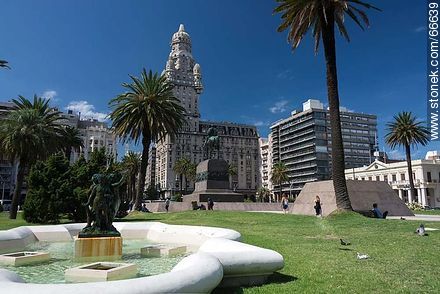 Fountain in the square. Monument to Artigas and the Palacio Salvo - Department of Montevideo - URUGUAY. Photo #66639