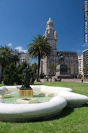 Fuente de la plaza. Monumento a Artigas y el Palacio Salvo - Departamento de Montevideo - URUGUAY. Foto No. 66638